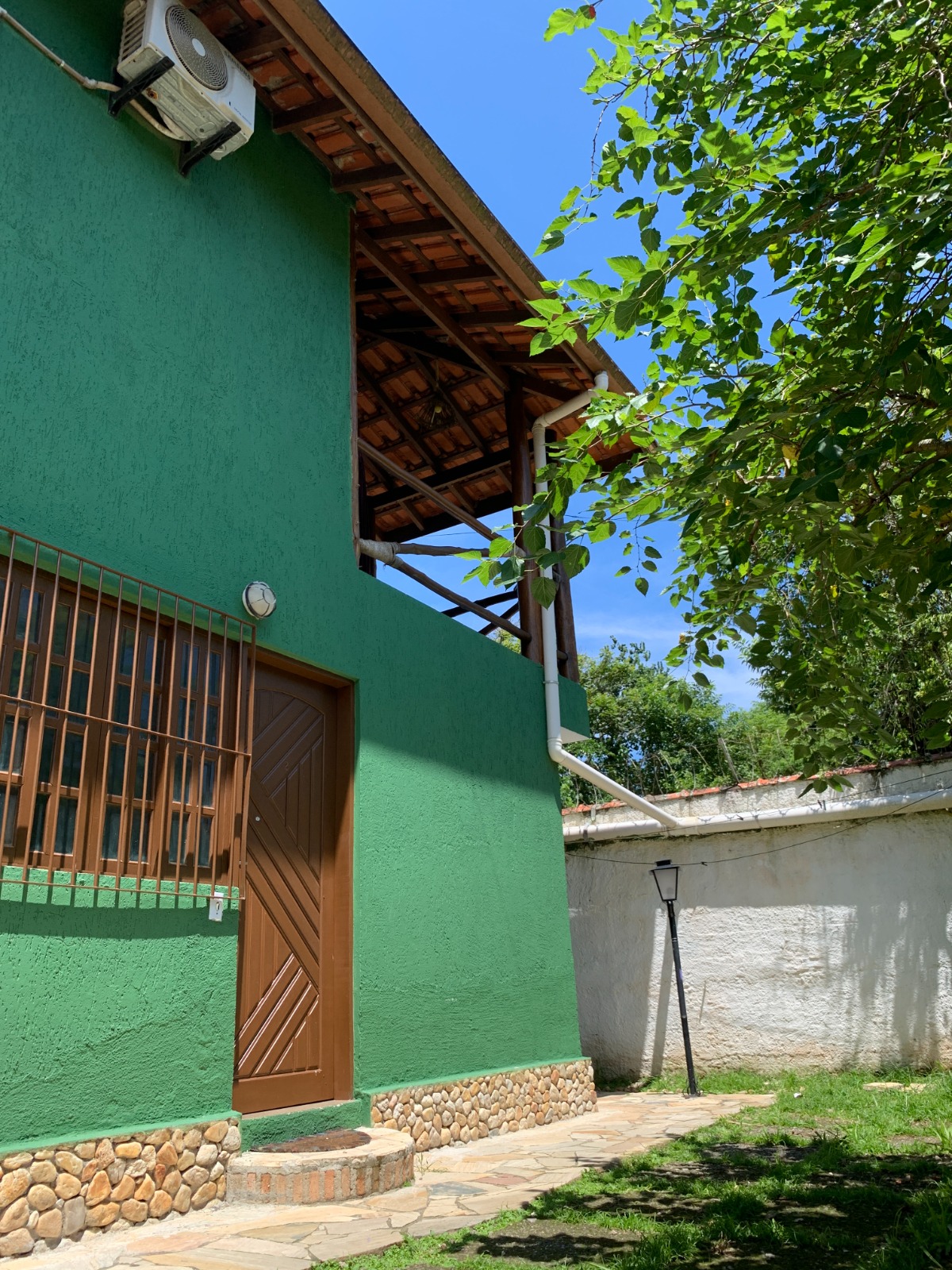 Fachada lateral do chalé